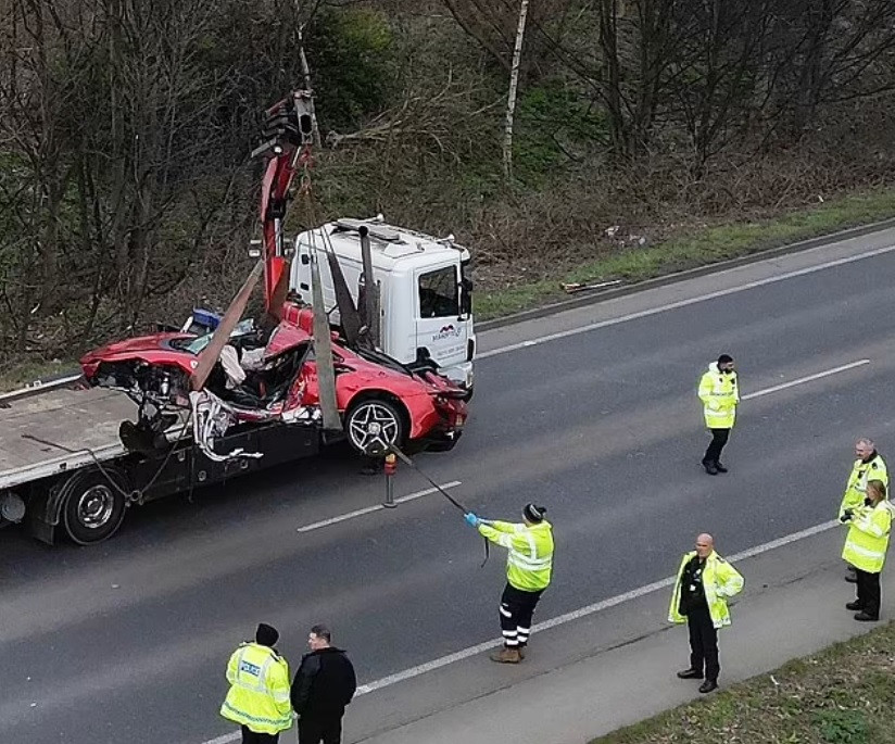 Șofer de Ferrari, mort în urma unui accident cumplit. Bolidul s-a făcut praf | FOTO&VIDEO