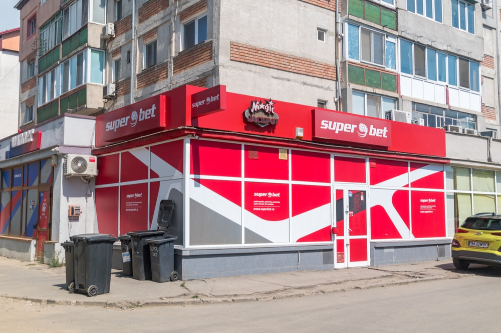 Superbet Group elimină panourile de publicitate stradală cu mesaje comerciale. Rămân cele care „promovează jocul responsabil”