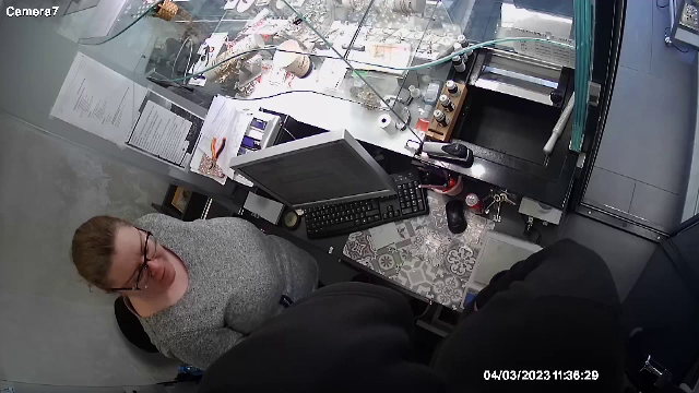 Jaf într-un magazin de bijuterii din Bacău. Angajată gravidă, tâlhărită de un bărbat care purta o mască de Halloween