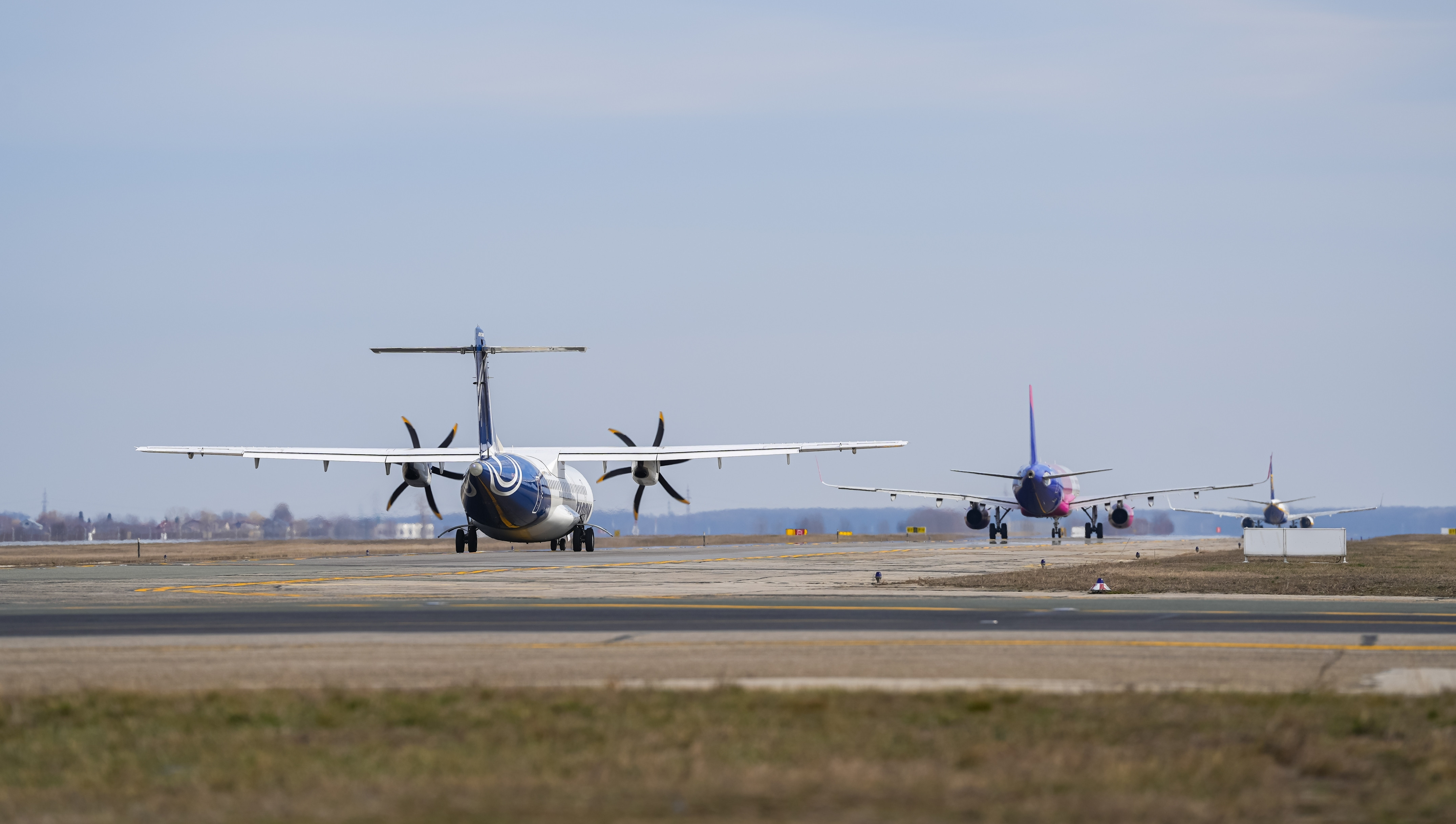O femeie, care a ratat îmbarcarea, a fugit cu bebelușul în brațe după avion, pe Otopeni | VIDEO