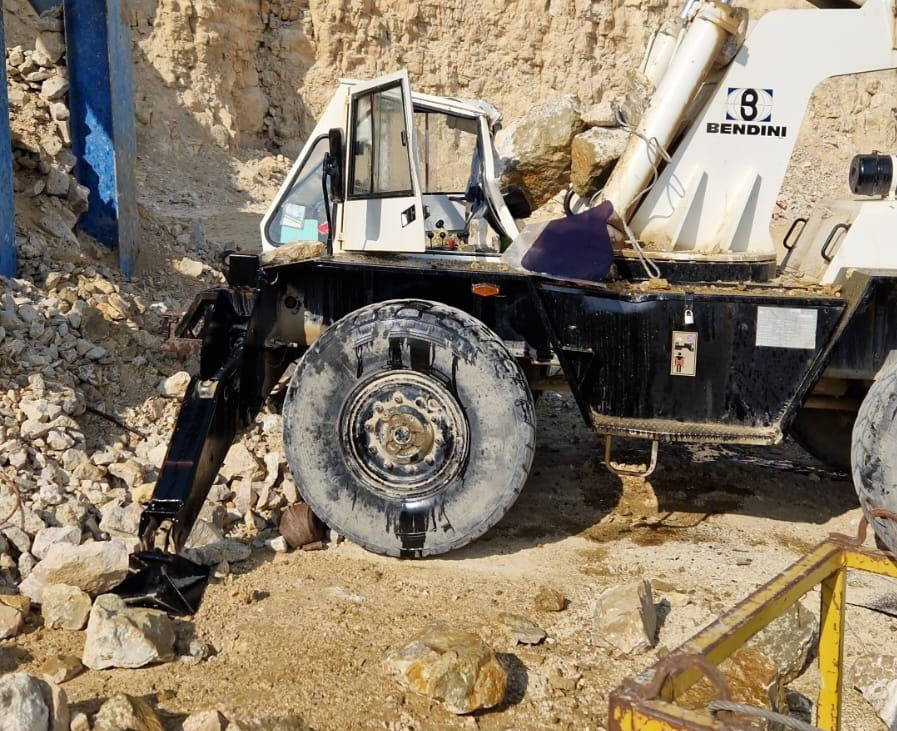 Surse: Un bărbat a murit, iar altul este rănit după ce un camion a basculat încărcătura cu pietre peste ei | FOTO