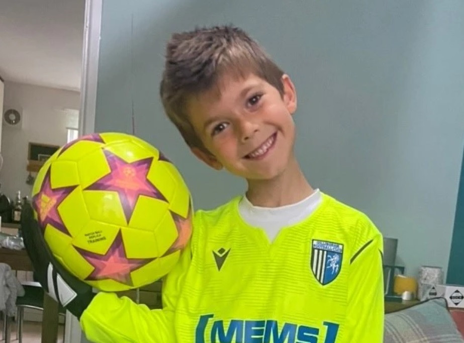 Un băiețel de 7 ani a murit după ce a fost strivit între două mașini, într-o parcare din Anglia. Cum s-a produs tragedia