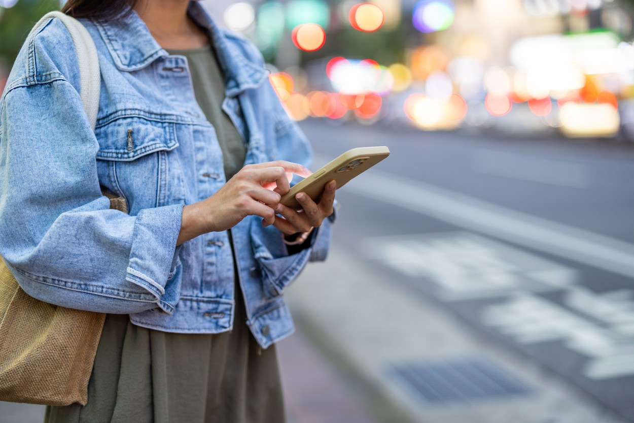 Studiu: Efectele metodei „Loverboy”, în online. Cât de vulnerabili sunt tinerii în fața traficanților de carne vie