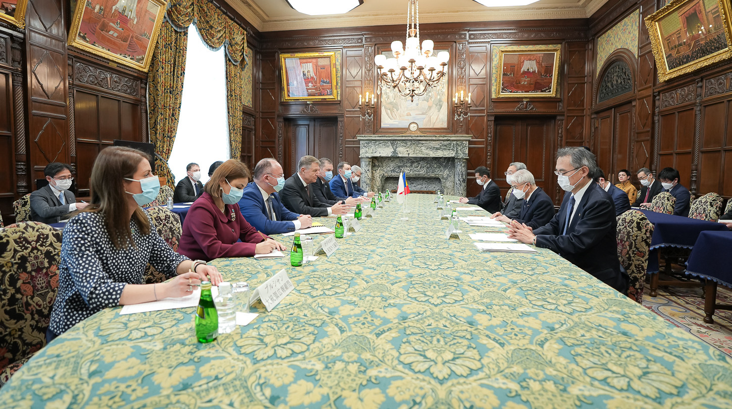 FOTO. Președintele Klaus Iohannis, singurul care nu a purtat mască la întâlnirea cu oficialii Japoniei, în Tokyo