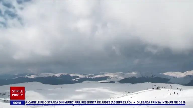 Zi perfectă de iarnă la munte. Turiștii au schiat încă de la primele ore ale dimineții