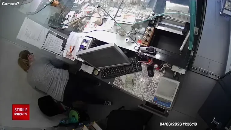 Jaf într-un magazin de bijuterii din Bacău. Angajată gravidă, tâlhărită de un bărbat care purta o mască de Halloween