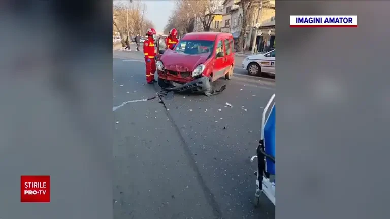 Încă o ambulanță s-a răsturnat în București, pe Șoseaua Viilor. Trei persoane sunt rănite