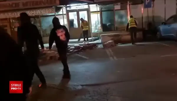 Fațada unui bloc din Tulcea s-a prăbușit peste un magazin și doup mașini. Ce spune primarul orașului