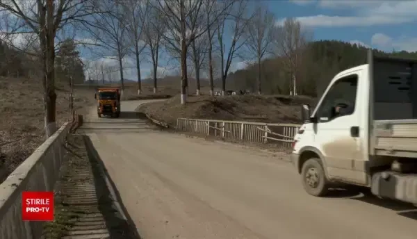 Un pod din județul Vrancea, intens circulat de autovehicule, „cârpit” cu sârmă și prăjini. Autoritățile nu văd niciun pericol