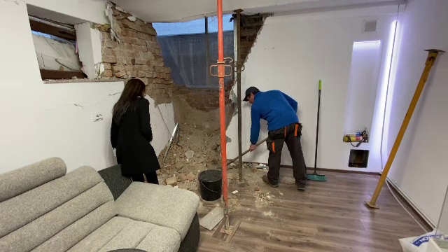 Viteză de autostradă pe o șosea unde limita e de 30 km/h. Un cuplu s-a trezit cu o cisternă cu ciment în sufragerie