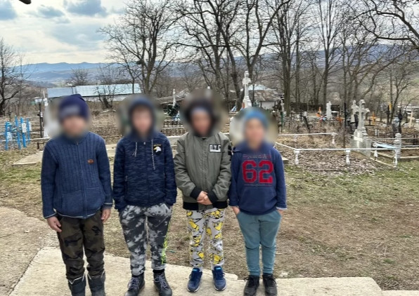 Zeci de copii dintr-un sat din Vaslui învață în cimitir. Părinții au protestat când au aflat că DSP vrea să îi mute