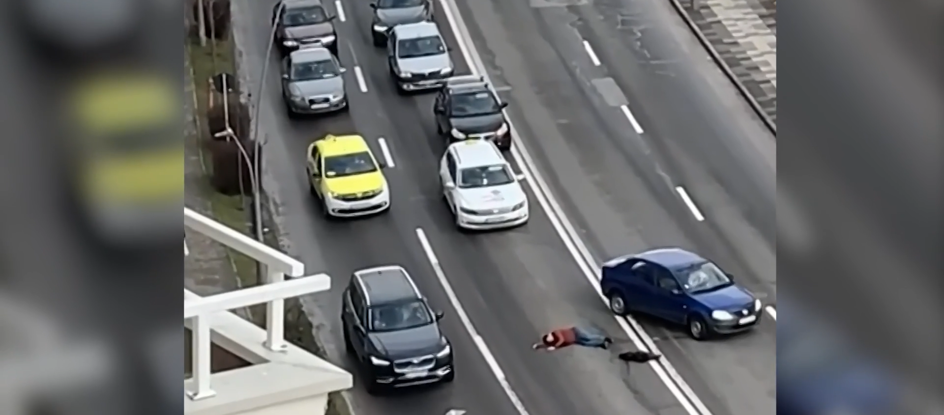 Un bărbat căzut în stradă pe o șosea din România e ocolit de nouă mașini. Ce spun specialiștii