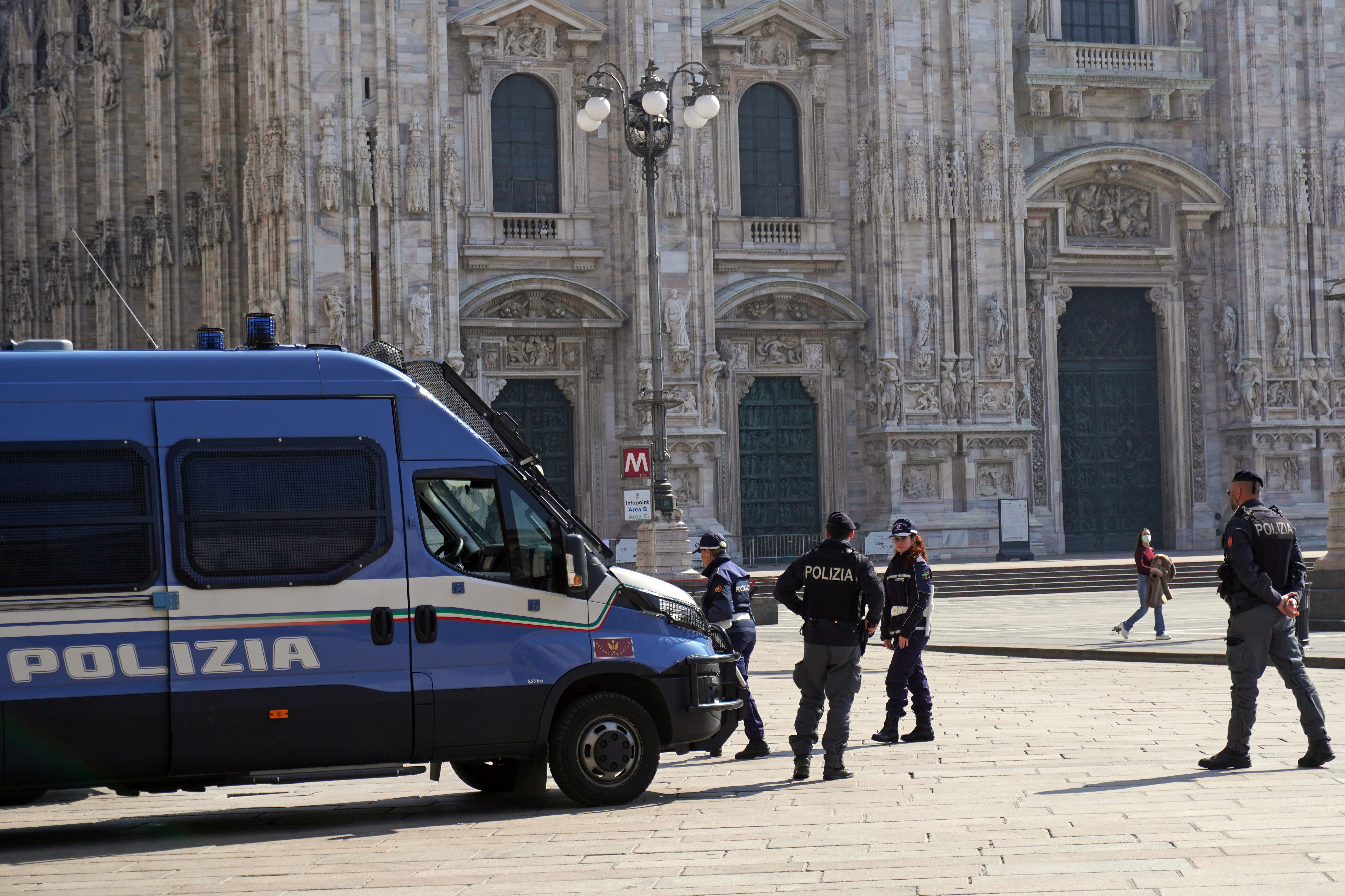 Un imigrant beat a tâlhărit și înjunghiat la întâmplare trecători pe o stradă din Milano. Sunt șase victime