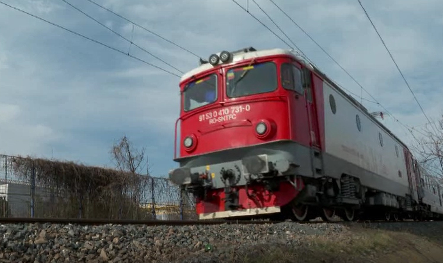 O femeie a fost lovită mortal de un tren, în Buzău. Mecanicul locomotivei: "S-a împiedicat și a căzut exact între linii"