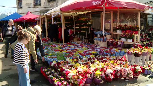 Percheziții în Piața de Flori din București înainte de 8 martie. Zeci de comercianți audiați pentru abuz în serviciu