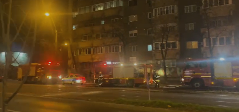 Panică într-un bloc din cartierul Iancului din București. Locatarii s-au autoevacuat din cauza unui incendiu | FOTO