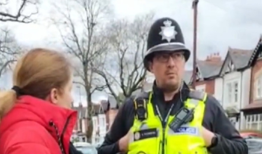 O femeie catolică a fost arestată pentru că s-a rugat în gând în fața unei clinici pentru avort din Marea Britanie | VIDEO