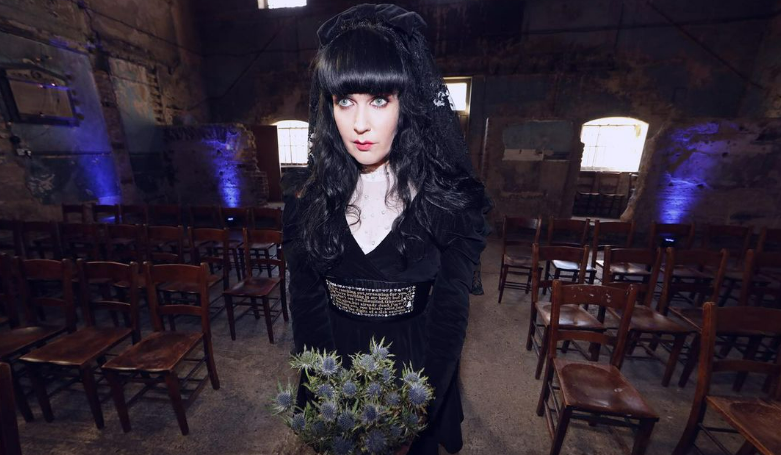 Imagini de la „nunta” dintre o femeie și o fantomă. Căsnicia lor paranormală i-a forțat să fugă din țară | FOTO&VIDEO