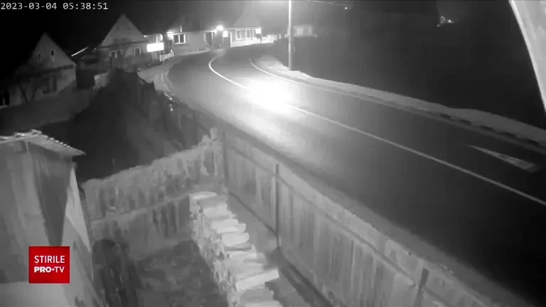 Viteză de autostradă pe o șosea unde limita e de 30 km/h. Un cuplu s-a trezit cu o cisternă cu ciment în sufragerie