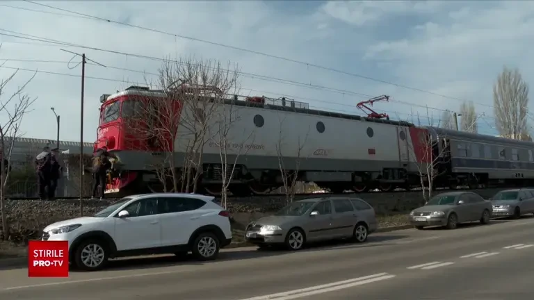 O femeie a fost lovită mortal de un tren, în Buzău. Mecanicul locomotivei: "S-a împiedicat și a căzut exact între linii"