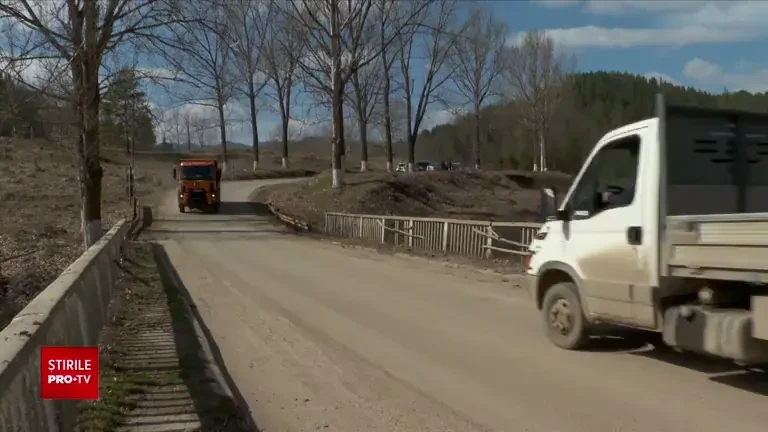 Un pod din județul Vrancea, intens circulat de autovehicule, „cârpit” cu sârmă și prăjini. Autoritățile nu văd niciun pericol