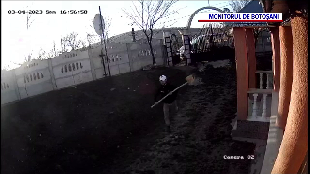 Bărbat bătut și cu mașina distrusă, după ce a reclamat doi localnici că i-au furat oile. O cameră a surprins atacul