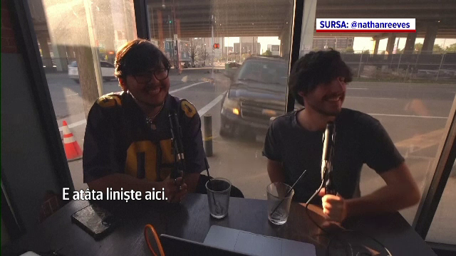 Doi tineri care înregistrau un podcast au scăpat miraculos după ce o mașină a intrat frontal în cafeneaua în care stăteau