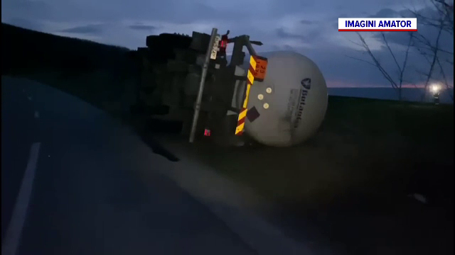 Pericol de explozie, după ce o autocisternă încărcată cu șapte tone de butan s-a răsturnat. GALERIE FOTO