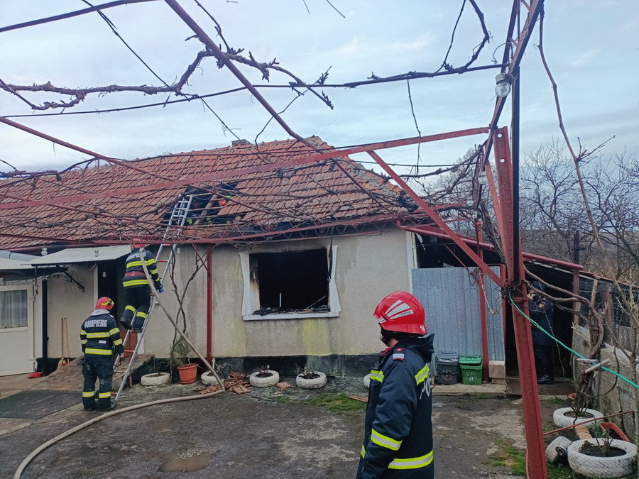 O femeie şi fiul său, cu handicap locomotor, au murit într-un incendiu care le-a cuprins casa, în Bihor