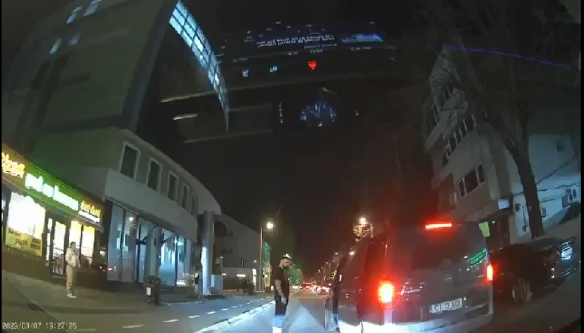 Un constănțean a vrut să se dea mare în fața iubitei și s-a luat de primul șofer ieșit în cale. Erau Trupele Speciale