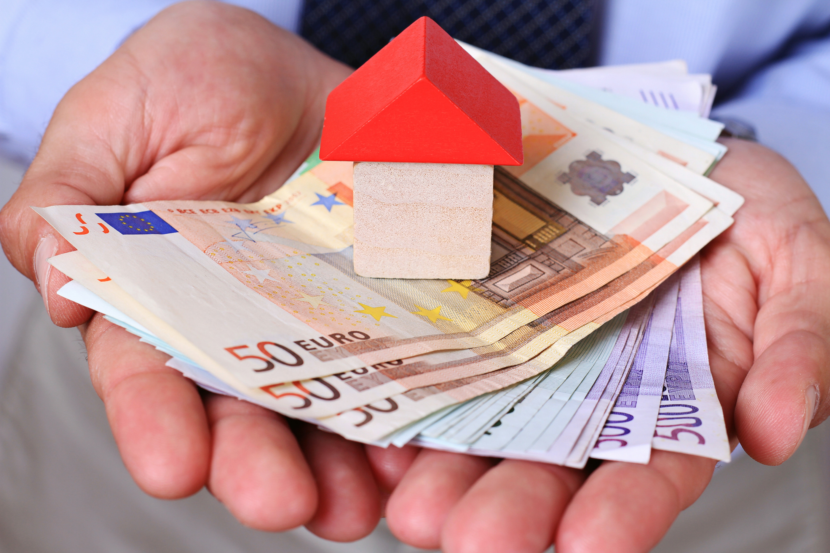 Vești bune pentru români, la iBani. Analiștii economici anticipează o scădere a prețurilor locuințelor, dar și a inflației