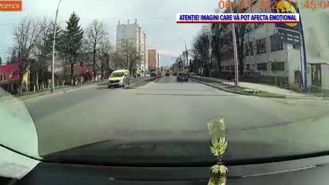 ANIMAȚIE GRAFICĂ | Cum s-a răsturnat remorca plină cu bușteni peste trei femei care așteptau în stație, în Pașcani