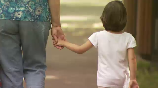 Inițiativă legislativă de Ziua Femeii. Parlamentarii propun creșterea limitei maxime a indemnizației de creștere a copilului