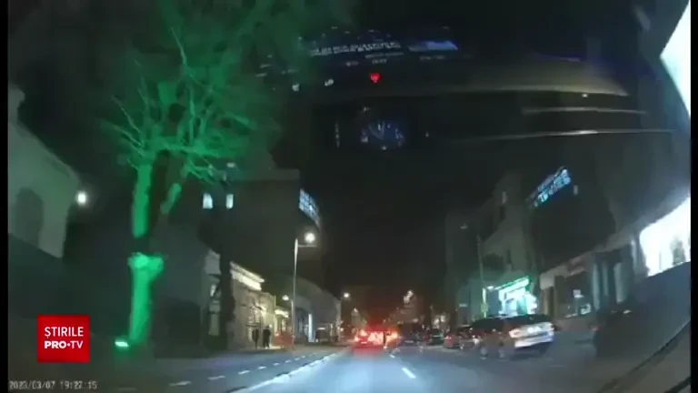 Un individ care traversa neregulamentar a încercat să intimideze șoferul unei dube, dar din vehicul au coborât ”mascații”