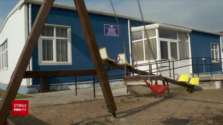 Îmbătrânirea României duce la situații macabre. Rămase fără copii, două școli din Bistrița Năsăud devin capele mortuare