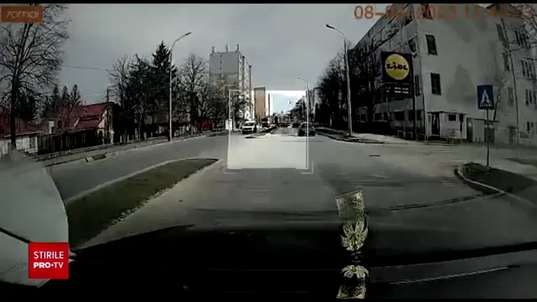 ANIMAȚIE GRAFICĂ | Cum s-a răsturnat remorca plină cu bușteni peste trei femei care așteptau în stație, în Pașcani