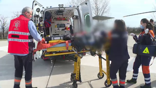 O copilă de 8 ani este în stare gravă, după ce a fost lovită de o mașină când se întorcea de la școală. Fata a intrat în comă