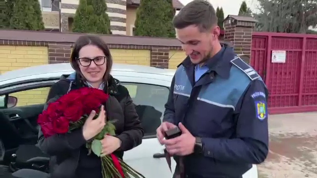O tânără oprită în trafic de Poliție a fost cerută în căsătorie pe marginea șoselei. Cum a reacționat