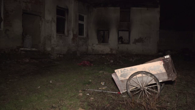 Un bărbat a fost ucis în apropiere de centrul Sibiului. Trupul său a fost găsit lângă o clădire, acoperit cu pături | FOTO