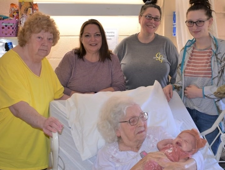 Povestea incredibilă a unei femei care are peste 230 de stră-strănepoți. S-a căsătorit la 16 ani cu un bărbat de 50 de ani