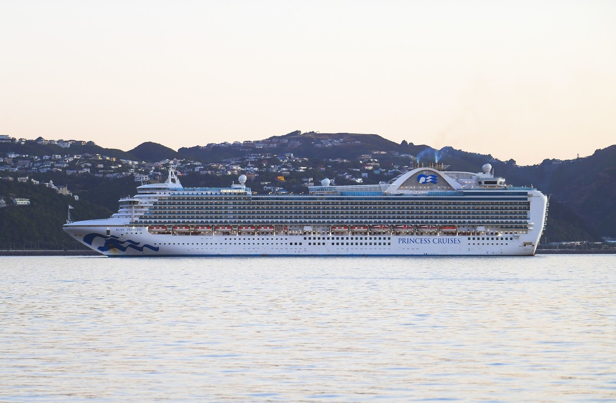 Sute de pasageri ai unei luxoase nave de croazieră s-au îmbolnăvit subit. Și zeci de membrii ai echipajului au fost afectați