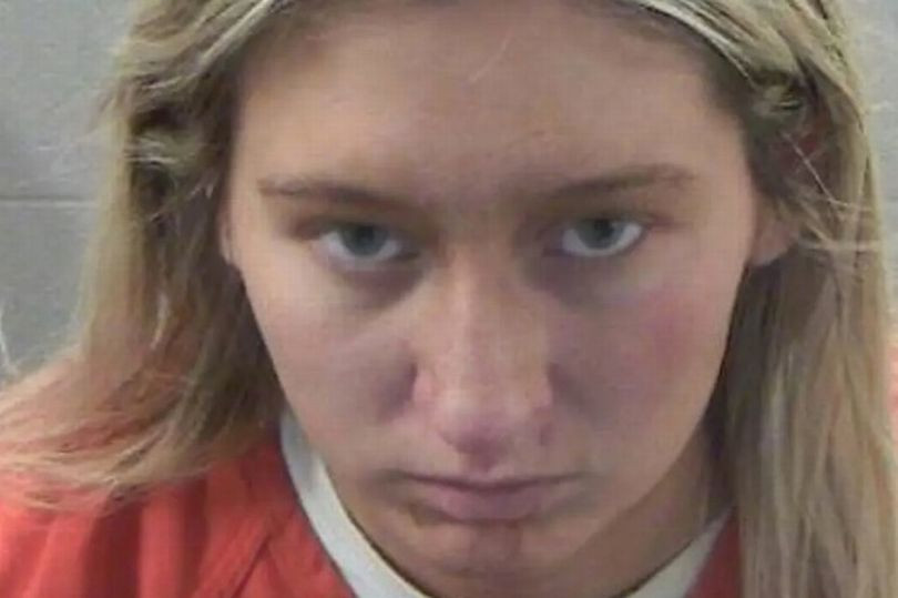 O tânără și-a înjunghiat iubitul cu o foarfecă în timp ce „visa”. Ea ar fi văzut o „figură înunecată non-umană”