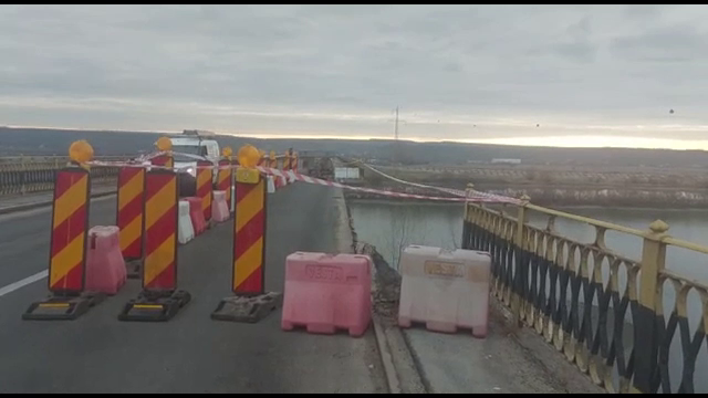 O porțiune dintr-un pod din Oltenia, care trebuia reablitat acum 12 ani, s-a prăbușit. Situație disperată și în Timiș