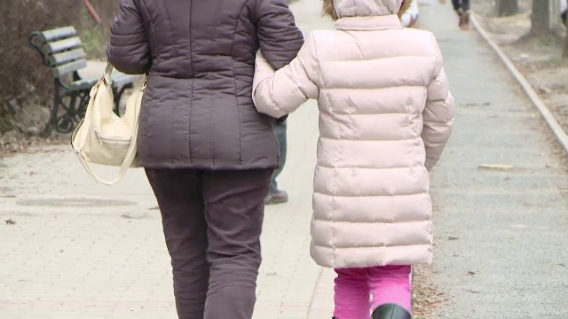 Ce s-a întâmplat cu fetița româncă de 12 ani pe care părinții i-au dat-o unui pensionar francez ca să o abuzeze sexual