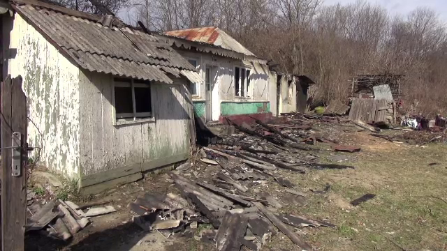 Un bărbat a incendiat casa unui vecin, supărat că întârzia să-i dea o datorie de 50 de lei. Câți ani de închisoare riscă