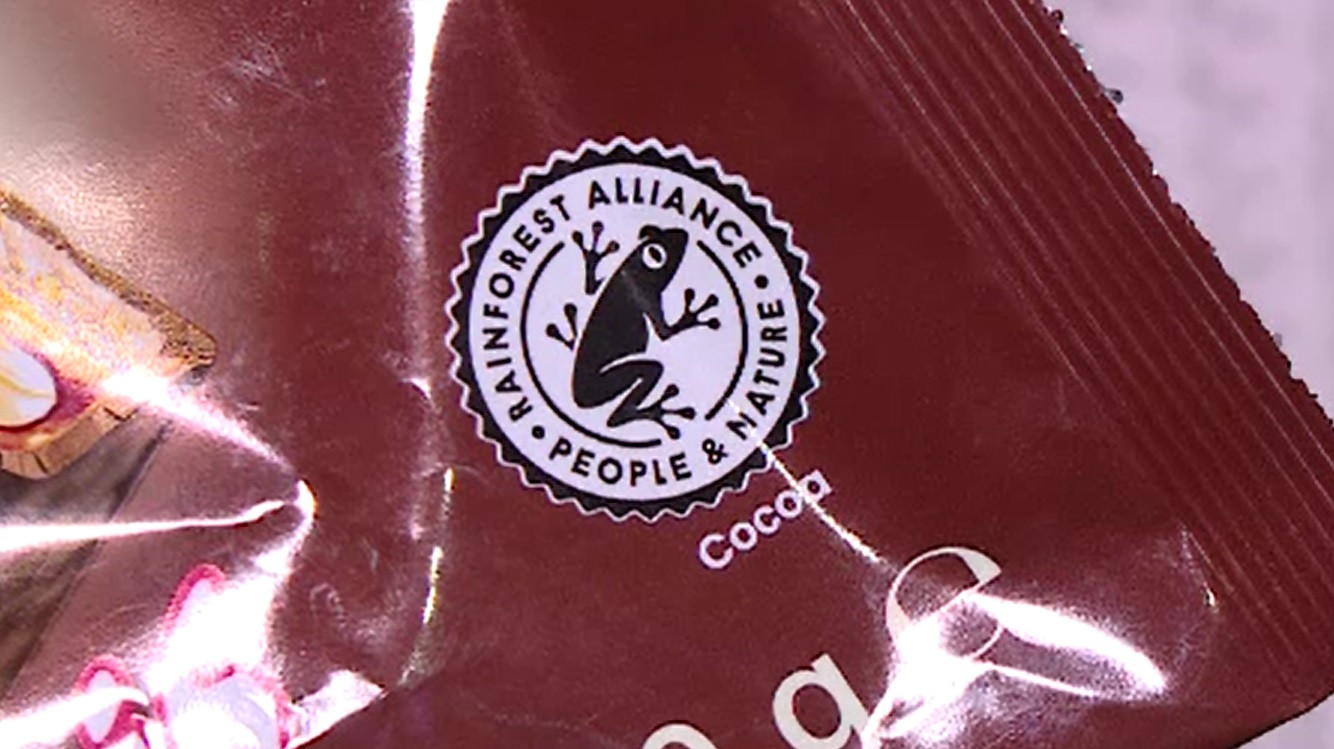 Revoltă și panică după ce o broască a apărut pe ambalajele mai multor alimente. Ce înseamnă, de fapt, simbolul