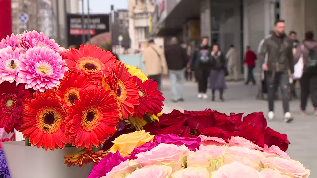 Bărbații din România, cei mai darnici din Europa. Anul acesta femeile au primit cele mai multe flori de 8 Marie