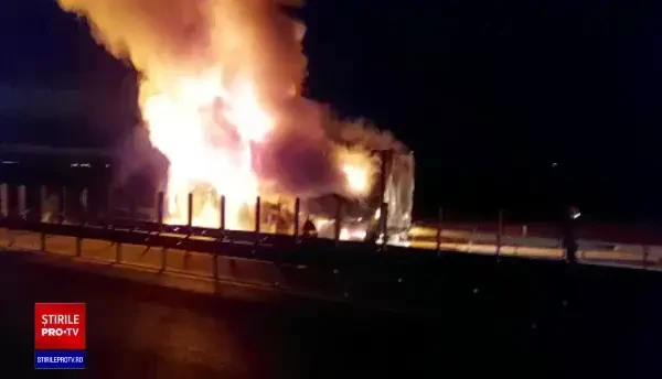 Un TIR încărcat cu electronice a luat foc pe A3. Traficul este blocat | GALERIE FOTO