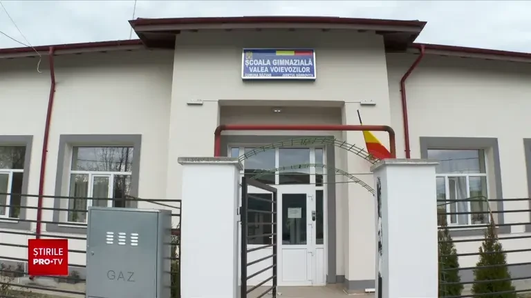 Protest neobișnuit la o școală din Dâmbovița. Părinții refuză să-și mai lase copiii la ore din cauza unui elev nou