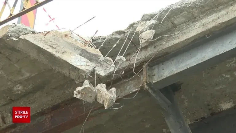O porțiune dintr-un pod din Oltenia, care trebuia reablitat acum 12 ani, s-a prăbușit. Situație disperată și în Timiș
